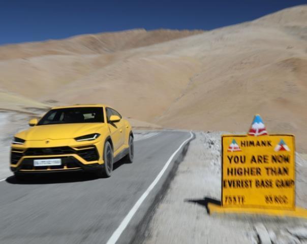 Der Super SUV Urus überquerte zweimal den Umling-La-Pass, die höchste befahrbare Straße der Welt und den höchsten Punkt, den ein Lamborghini je erreicht hat.